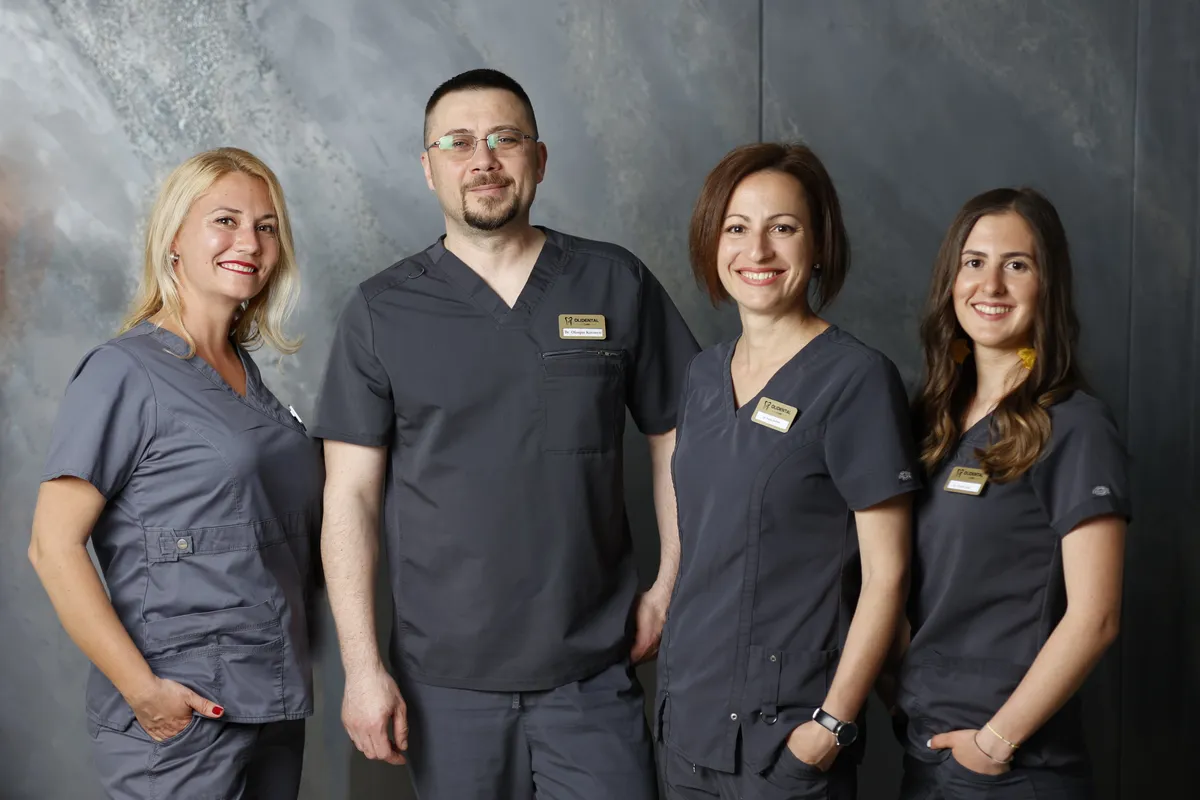 Dr. Olimpiu Karancsi alături de colege din echipa Olidental Clinic, în uniforme gri